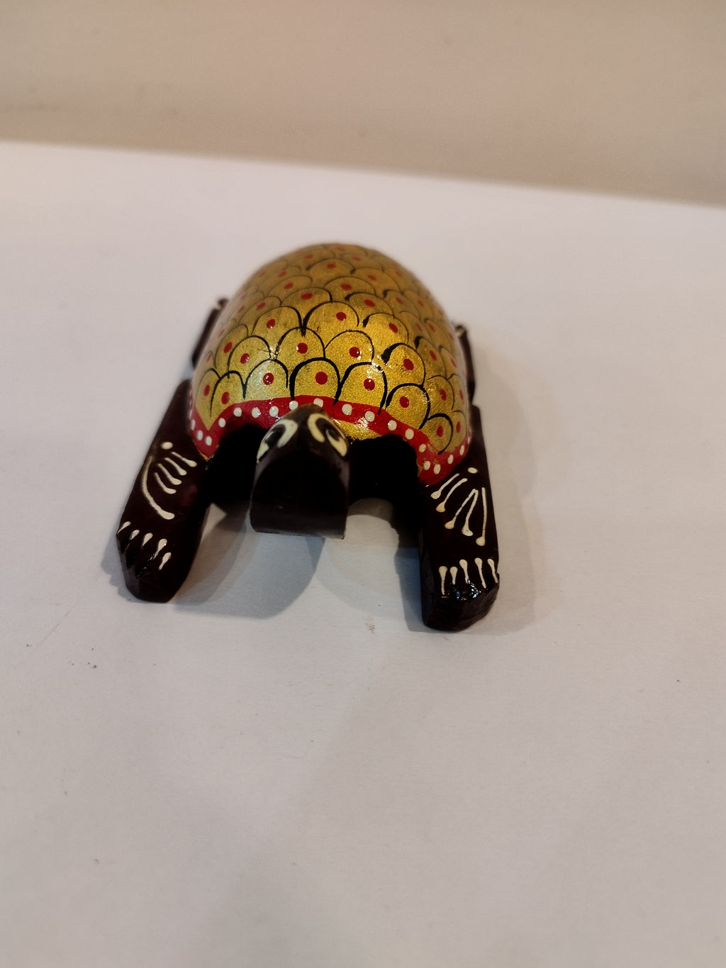 Statue de tortue en bois de Kadam, fabriquée à la main : Décoration spirituelle peinte - 10 cm