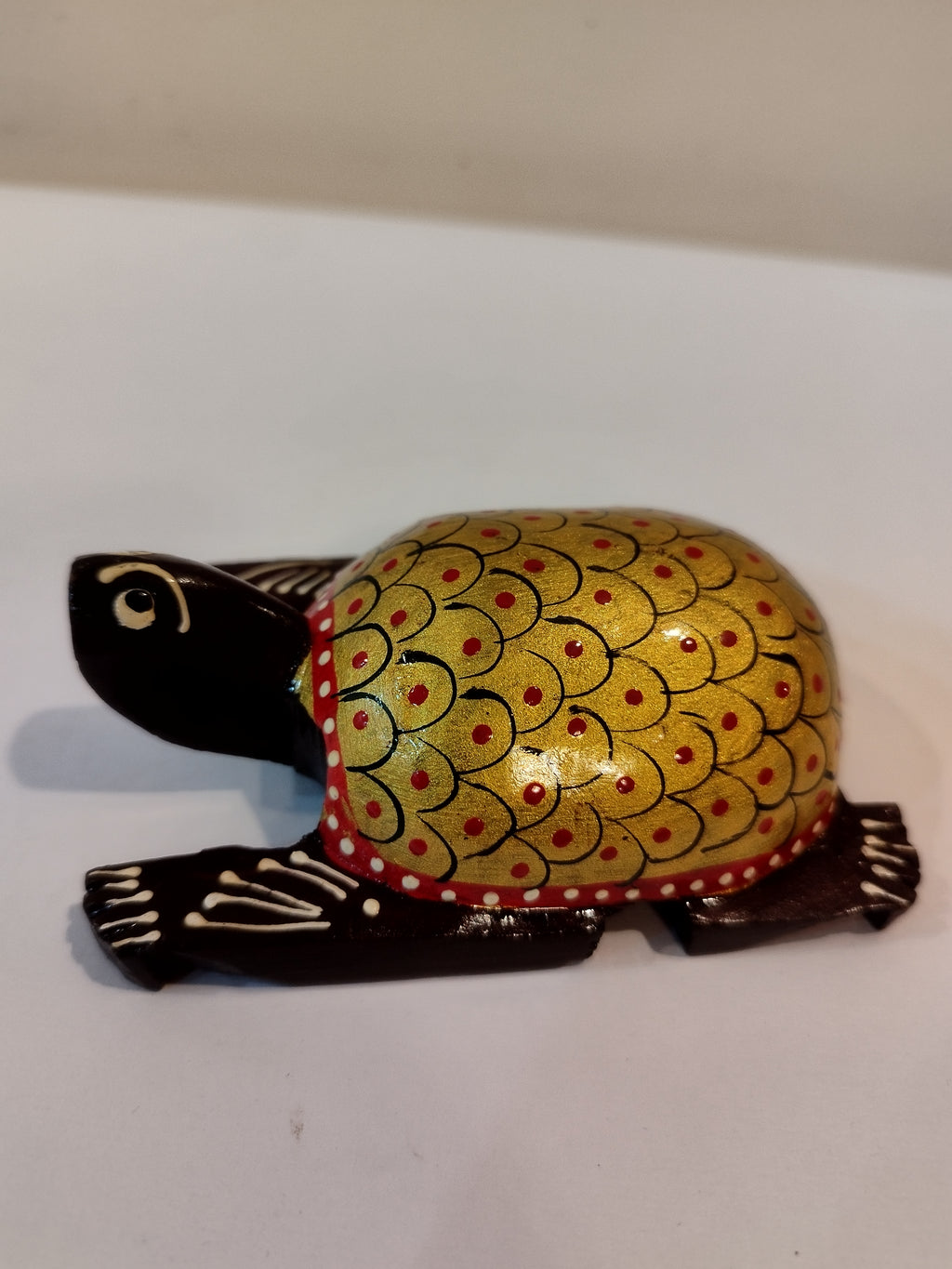 Statue de tortue en bois de Kadam, fabriquée à la main : Décoration spirituelle peinte - 10 cm