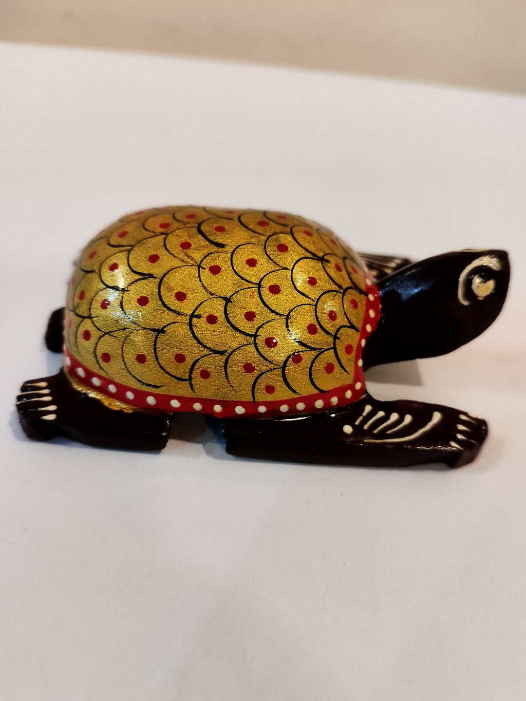 Statue de tortue en bois de Kadam, fabriquée à la main : Décoration spirituelle peinte - 10 cm