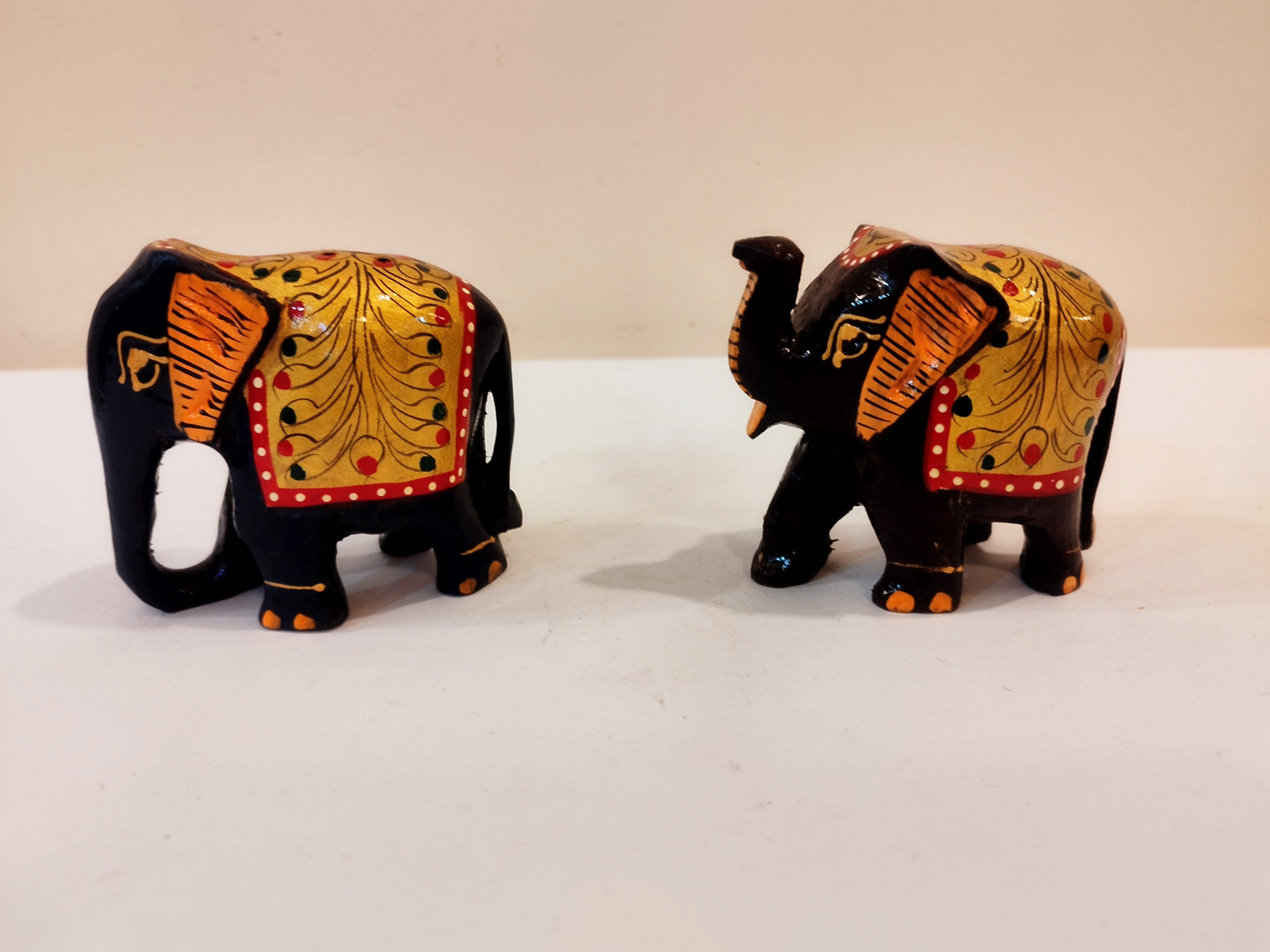 Décoration spirituelle pour la maison : Ensemble de deux éléphants en bois de Kadam sculptés à la main (3, 2 et 1,5 pouces).