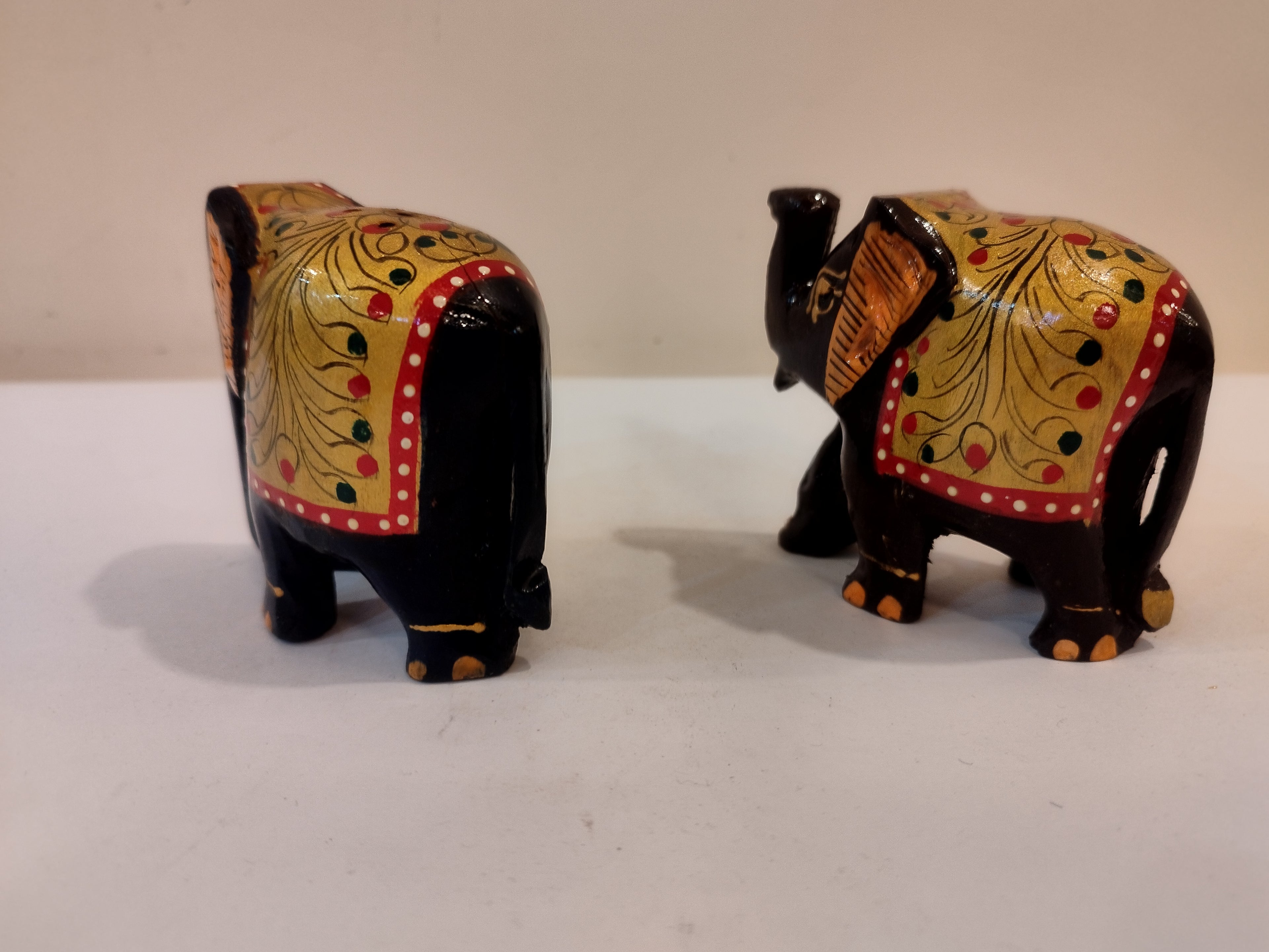 Décoration spirituelle pour la maison : Ensemble de deux éléphants en bois de Kadam sculptés à la main (3, 2 et 1,5 pouces).
