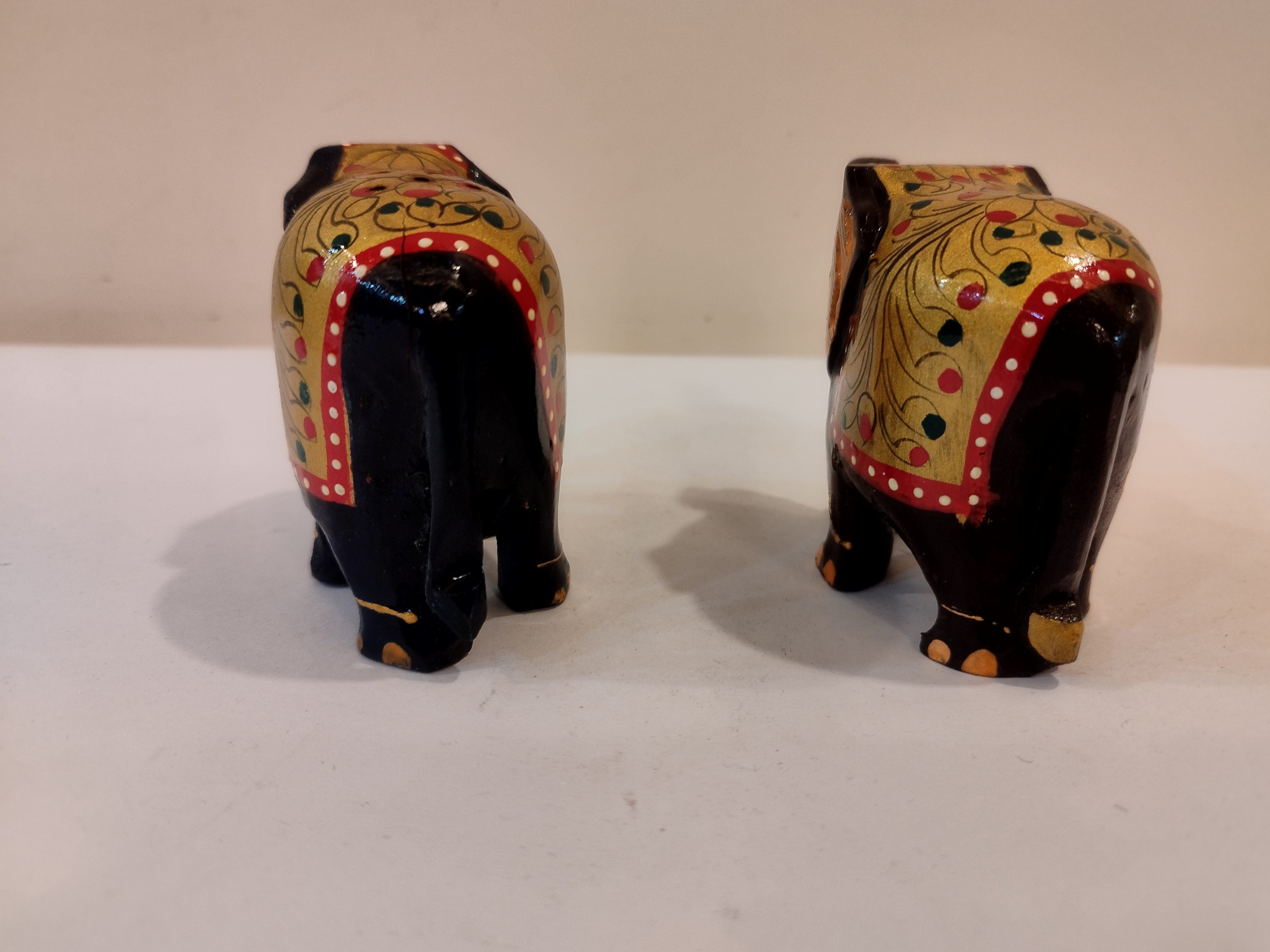 Décoration spirituelle pour la maison : Ensemble de deux éléphants en bois de Kadam sculptés à la main (3, 2 et 1,5 pouces).