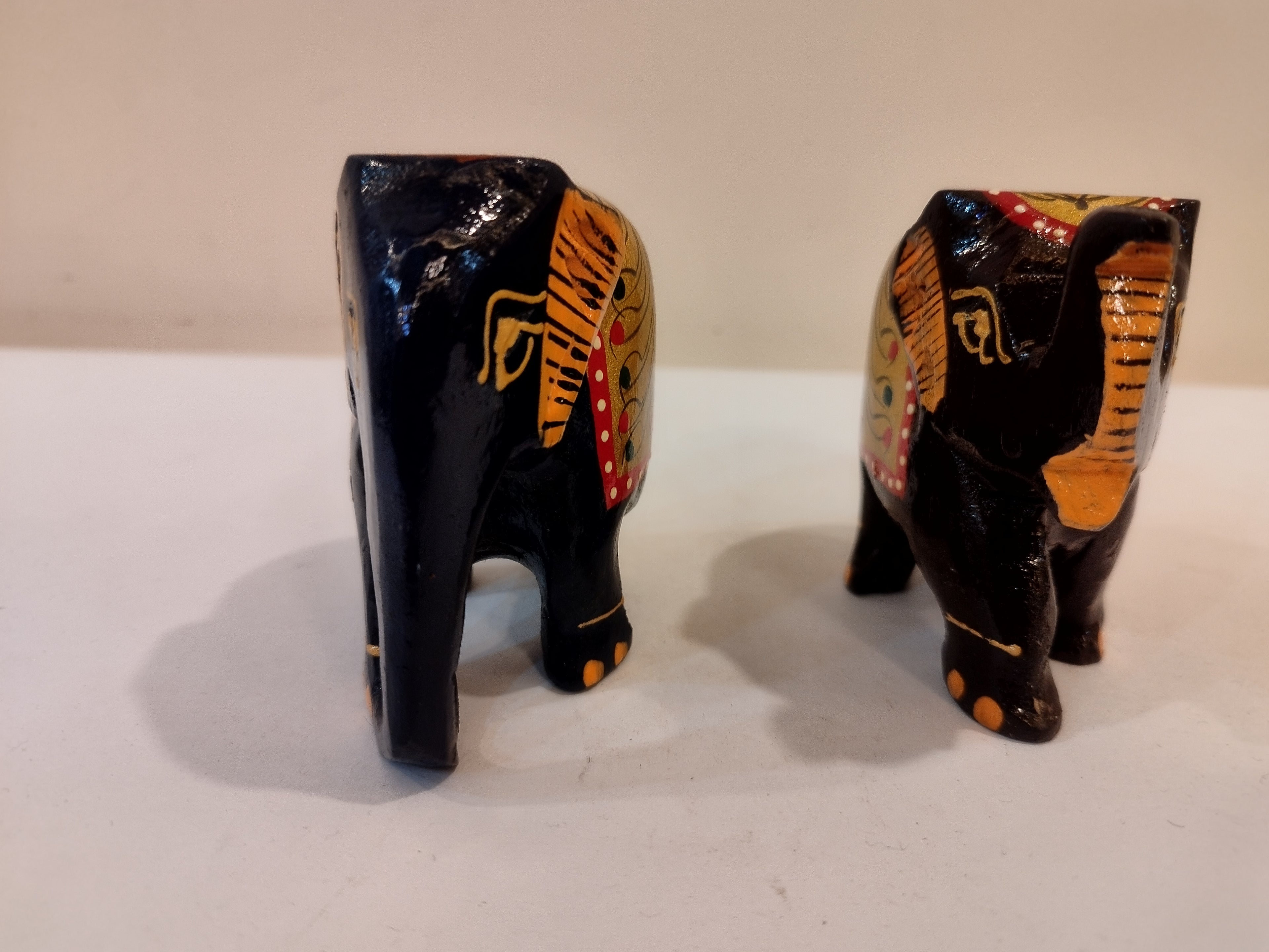 Décoration spirituelle pour la maison : Ensemble de deux éléphants en bois de Kadam sculptés à la main (3, 2 et 1,5 pouces).