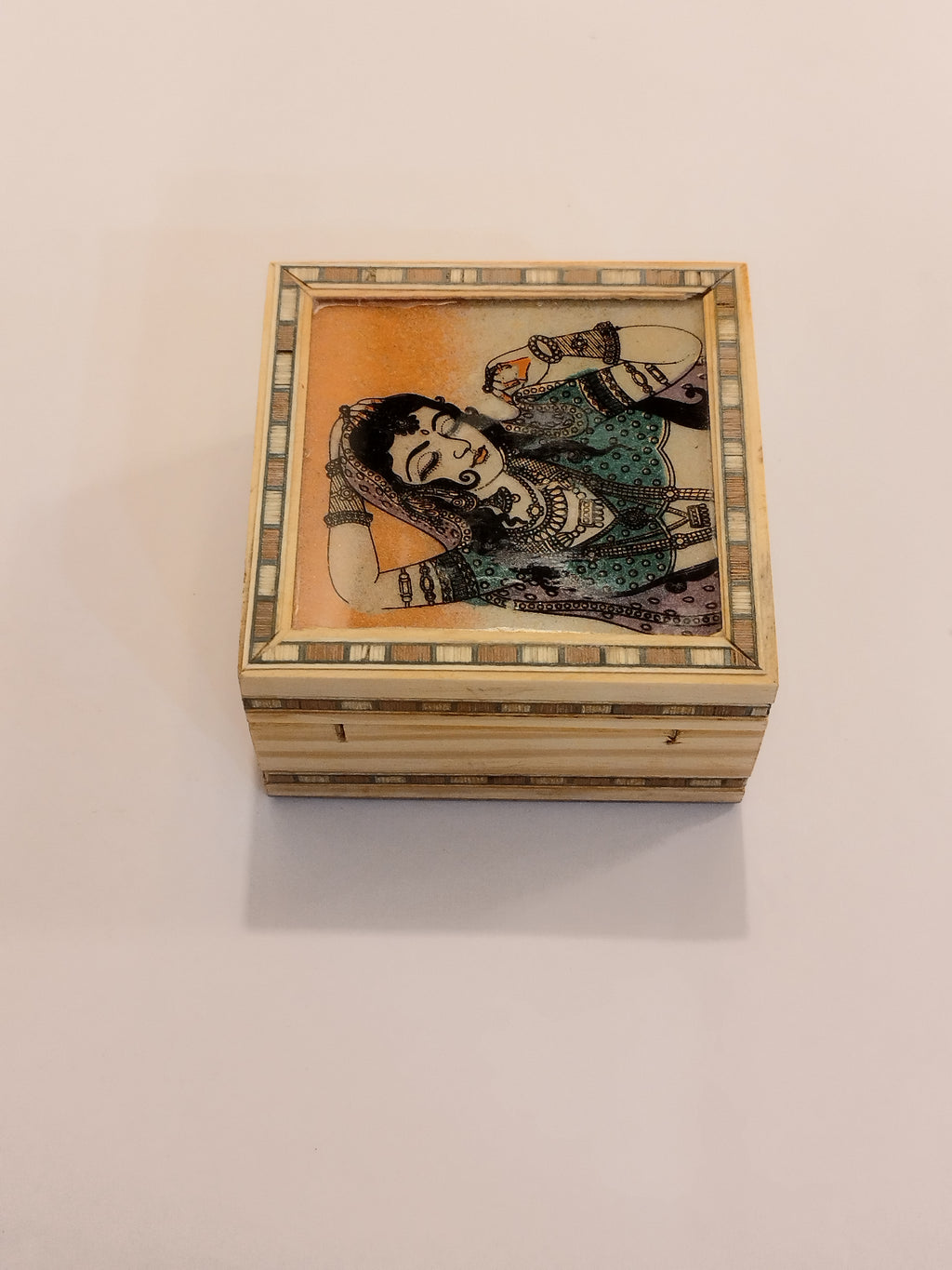Hand carved kadam wooden box designed with gem stone powder : decor and gifting