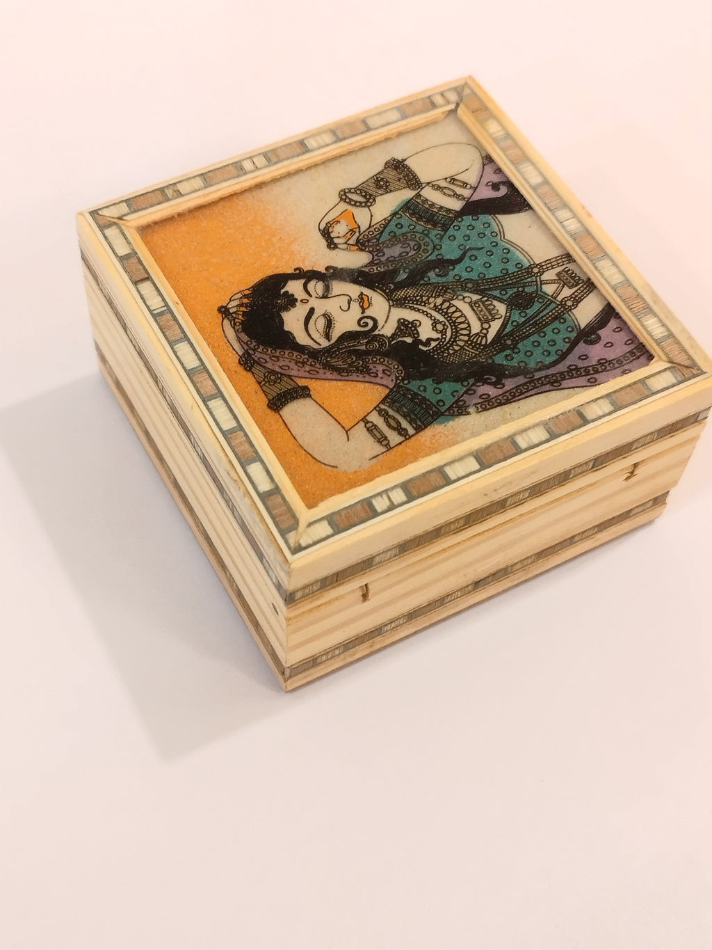 Hand carved kadam wooden box designed with gem stone powder : decor and gifting