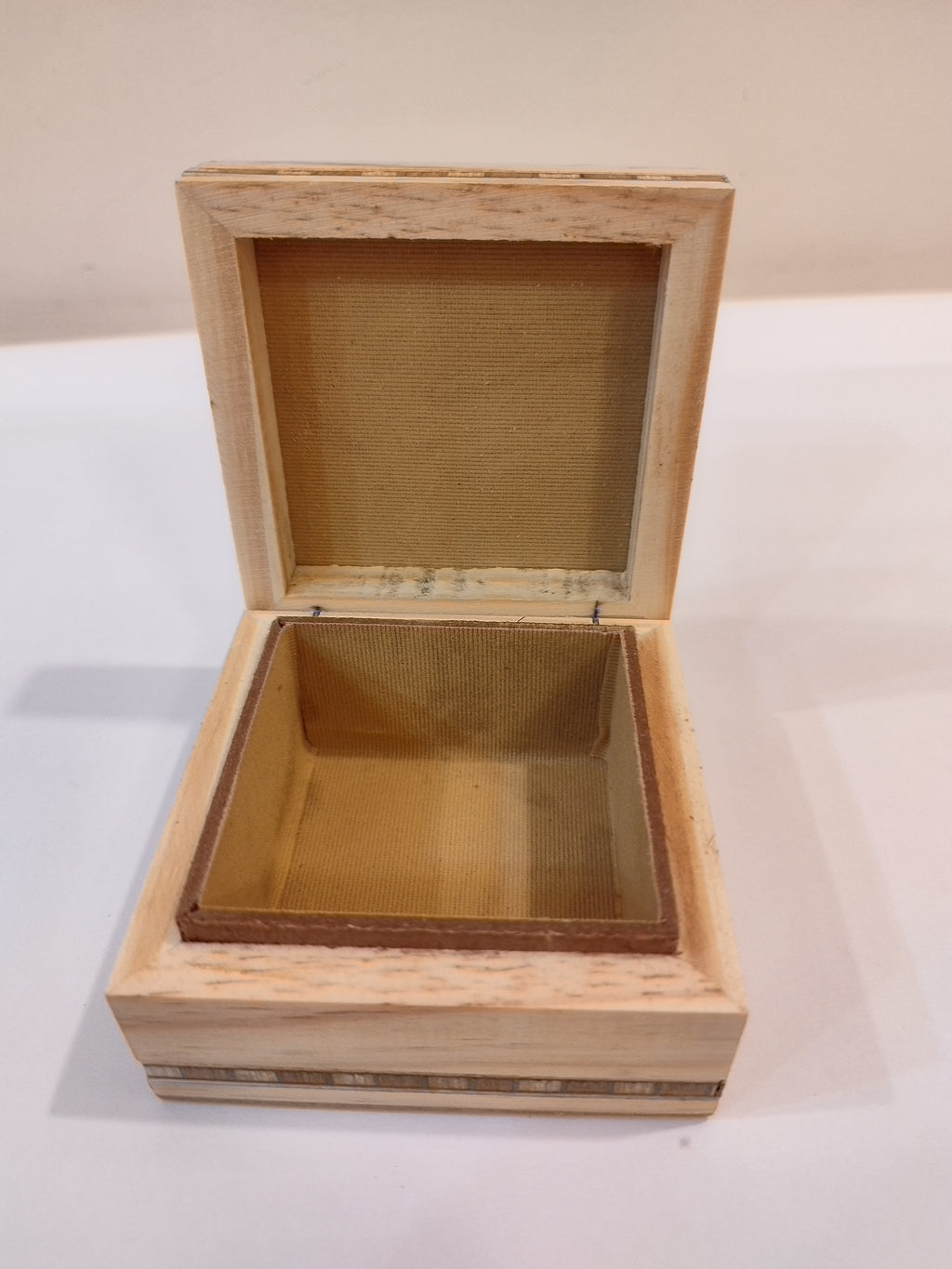 Hand carved kadam wooden box designed with gem stone powder : decor and gifting