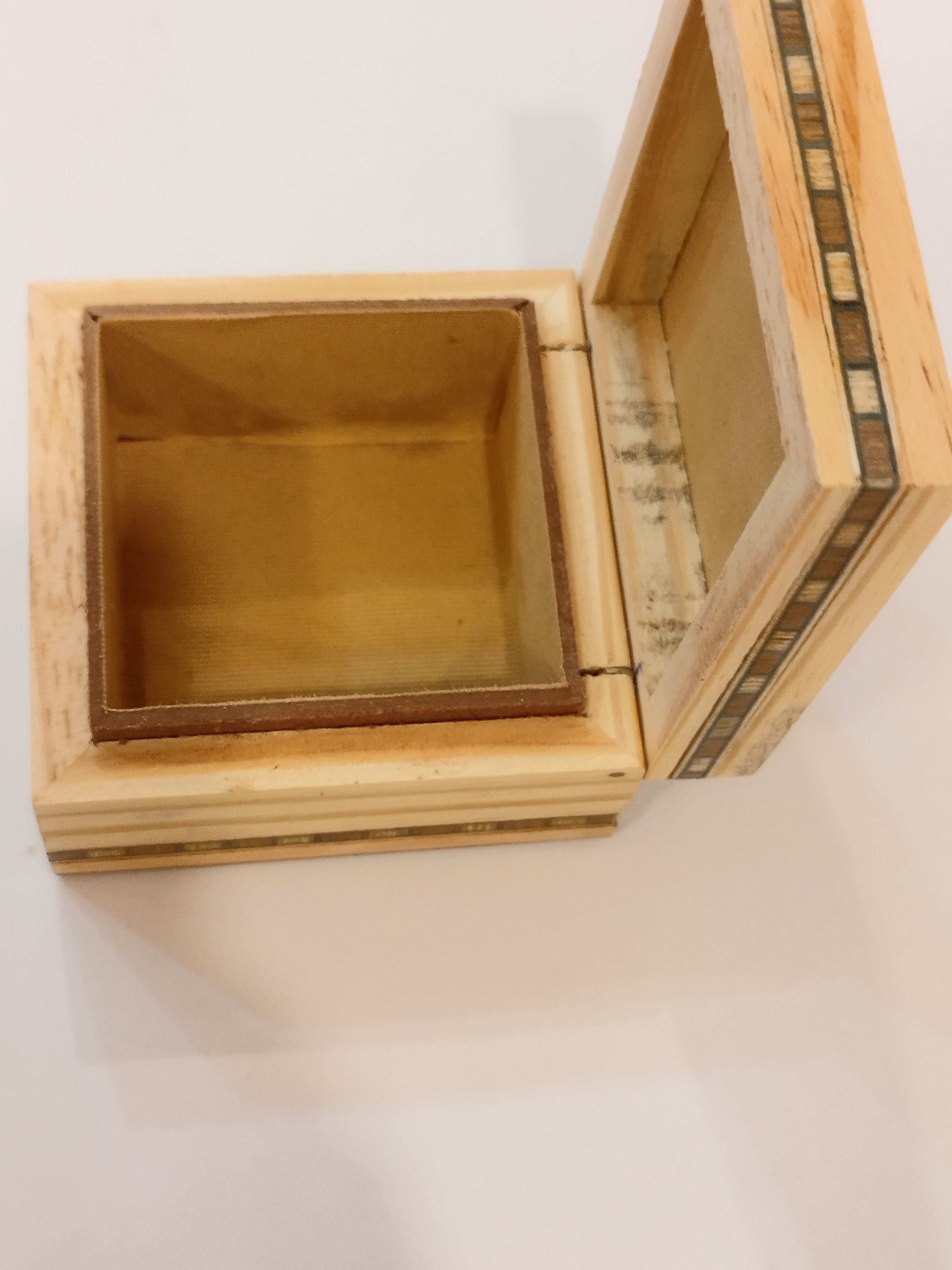 Hand carved kadam wooden box designed with gem stone powder : decor and gifting