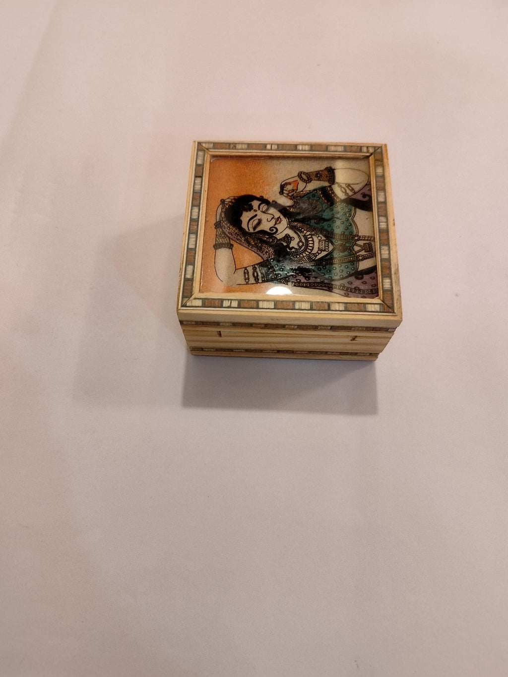 Hand carved kadam wooden box designed with gem stone powder : decor and gifting