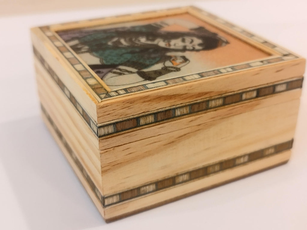 Hand carved kadam wooden box designed with gem stone powder : decor and gifting