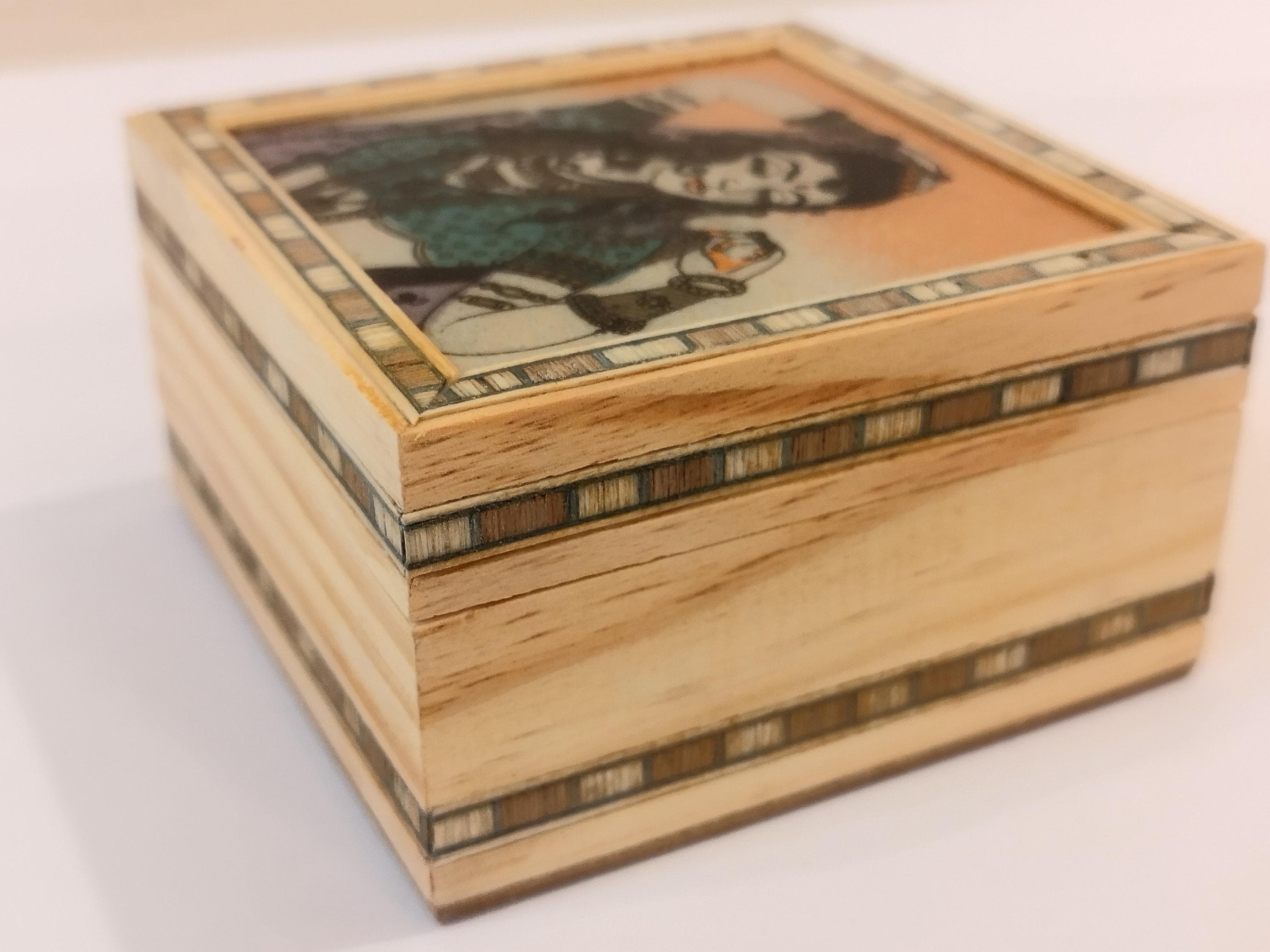 Hand carved kadam wooden box designed with gem stone powder : decor and gifting