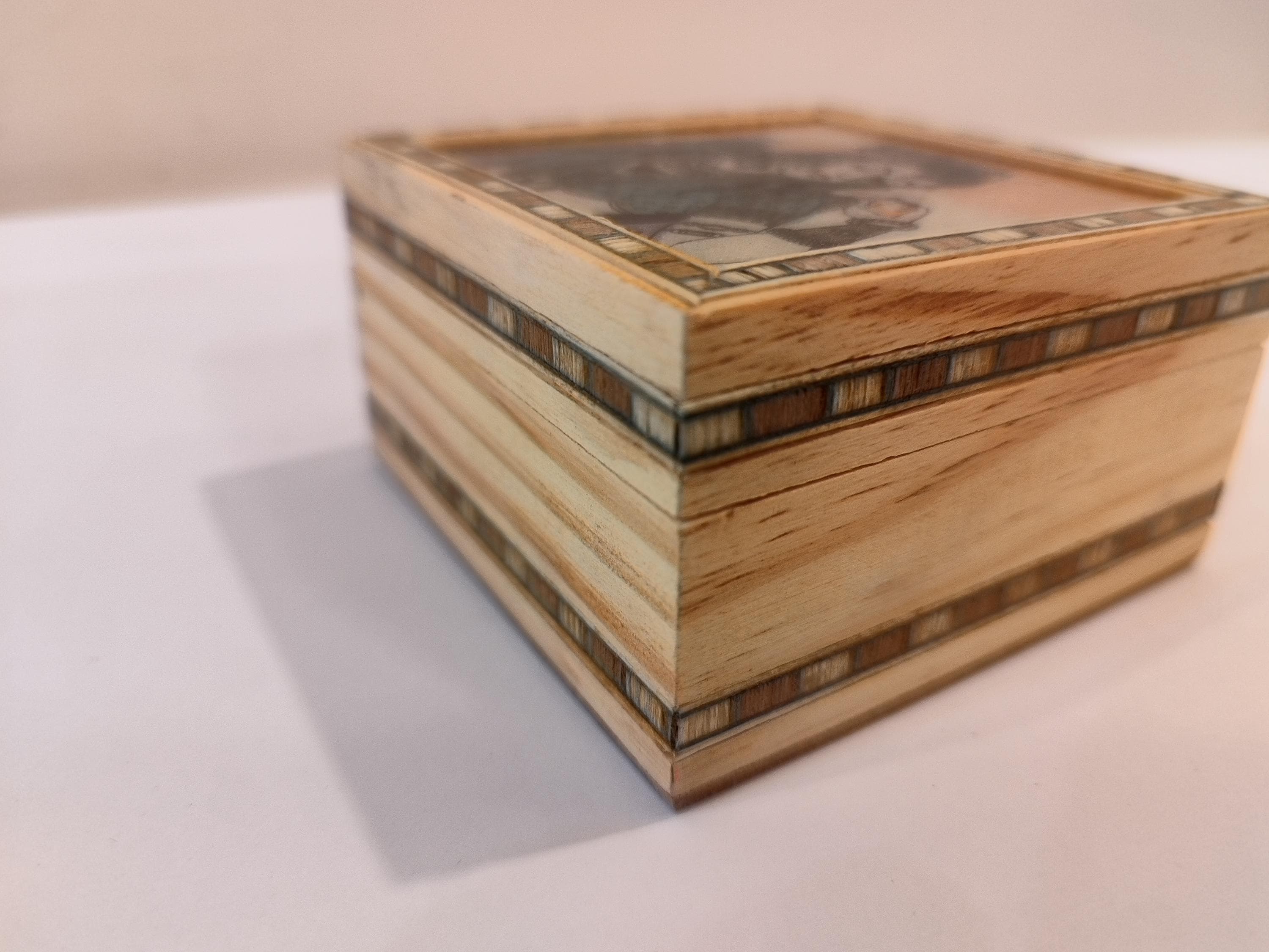 Hand carved kadam wooden box designed with gem stone powder : decor and gifting