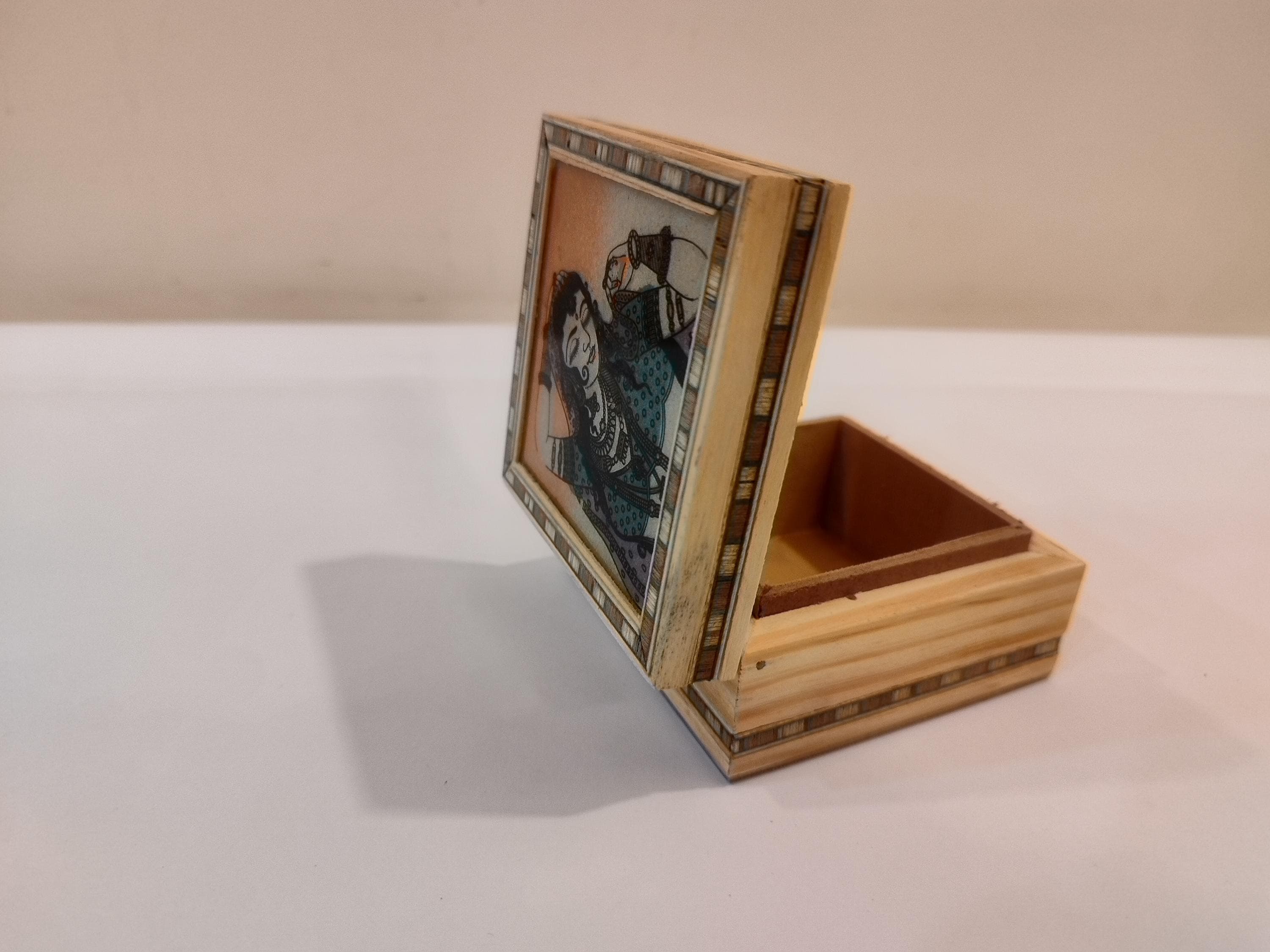 Hand carved kadam wooden box designed with gem stone powder : decor and gifting