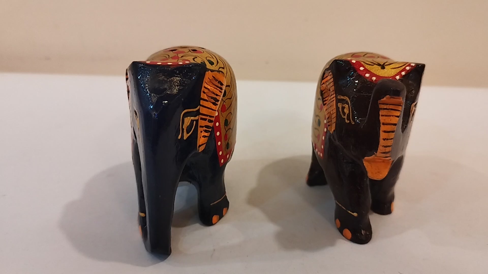 Décoration spirituelle pour la maison : Ensemble de deux éléphants en bois de Kadam sculptés à la main (3, 2 et 1,5 pouces).